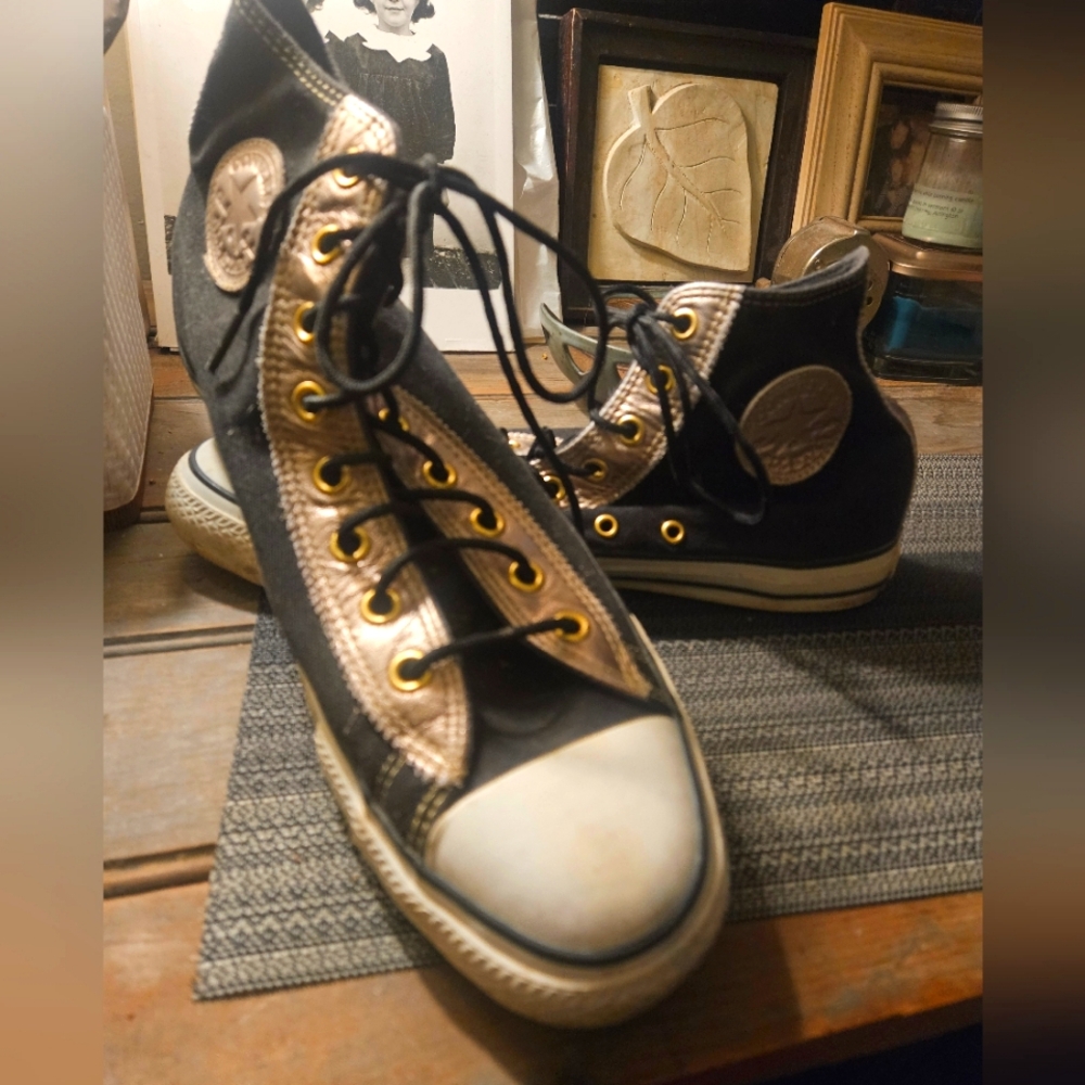 HIP CONVERSE ALL STARS!BLACK W/GOLD LEATHER TRIM.EUC.I HAVE NEVER SEEN GOLD B4♡